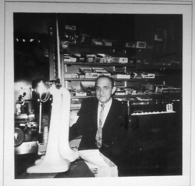 POP SINGER IN HIS STORE/FOUNTAIN